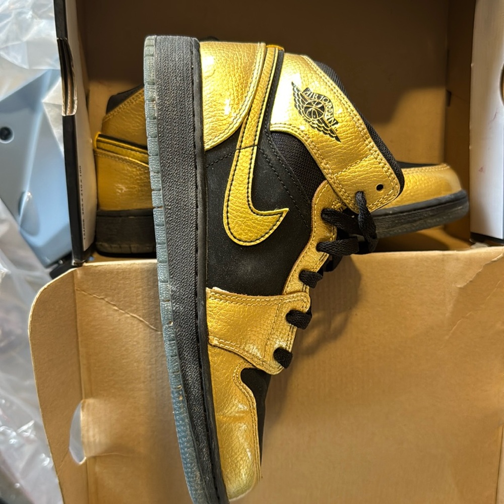 Air Jordan 1‎ mid top golden black